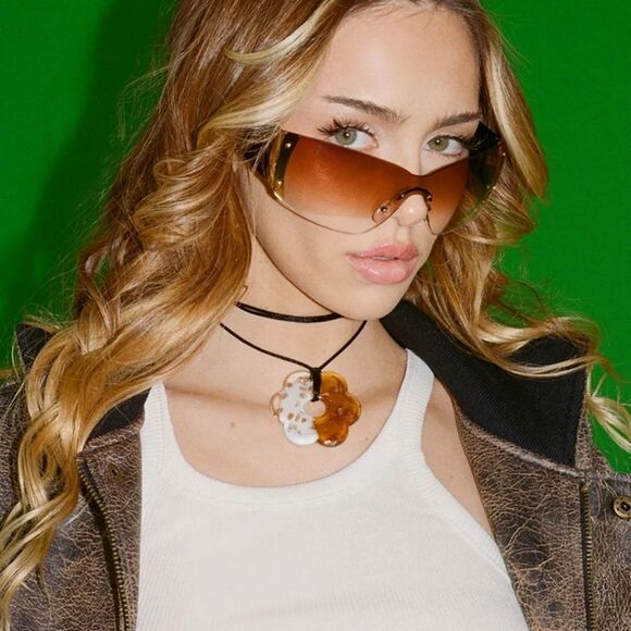 Urban Outfitters Rope necklace with glass oversized flower pendant - Picture 5 of 9